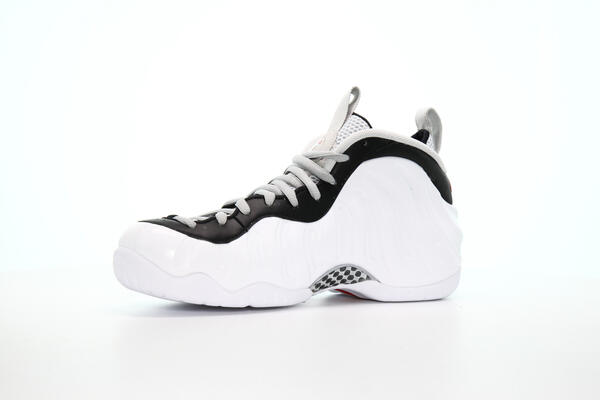 Nike air foamposite on sale black and white